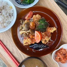 鶏の唐揚げと野菜の玄米黒酢あんかけルーロー頭の定食