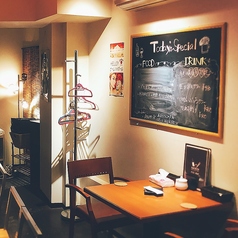 【テーブル席:2名×1卓】室内にもテーブル席ご用意しております。お洒落な雰囲気の店内は、デートや接待などにもぴったり。