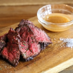 牛ハラミステーキの溶岩焼き 西洋わさびソース(Lava Grilled Beef Harami Steak with Western Sauce)