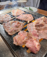 こだわりの国産肉でお酒が進みます。宴会も対応可能。