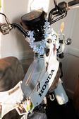 店内にはブルーのフラワーレイでおめかししたお洒落なバイクをディスプレイ♪思い出の写真も飾られた遊び心溢れるインテリアが、ハワイアンカフェのワクワク感を演出♪
