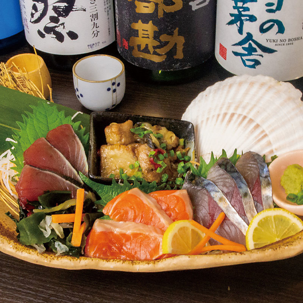 お魚な旬のものをお刺身でご用意。こだわりの日本酒と合わせてお楽しみください。