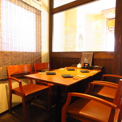 【テーブル席:4~5名×1卓】ゆったり落ち着いてお食事が楽しめる店内のテーブル席。お席の結合も可能ですので、飲み会にも最適です。