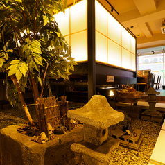 当店の水の上に位置する半個室は、独自のデザインが魅力のプライベート空間です。