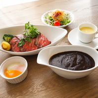 お昼限定の名物黒カレー♪