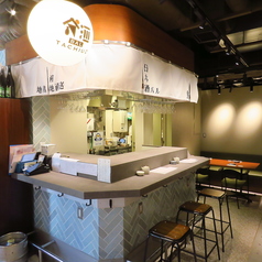 お一人様からしっぽりお楽しみいただけるカウンター席を、全8席ご用意しております。ゆったりおくつろぎいただけるお席で、サク飯・サク飲みも大歓迎です！