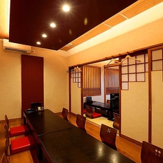 少人数でのご会食に最適な、落ち着いた雰囲気の座敷席です。小さなお子様連れのご家族でも安心して過ごせるよう、清潔感と安全性に配慮した空間となっています。自宅のようにリラックスして、本格的な和の味を堪能いただけます。