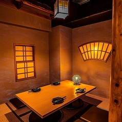 【宴会完全個室】親様々な宴会にマッチする中型完全個室。親しい友人との集まりや女子会などニーズに合わせてお使いいただけます。落ち着いた佇まいは、大切な方をおもてなしする接待のお席にもおすすめです。