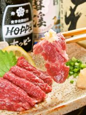 日本酒やホッピーと一緒に食べる肴は馬刺しで決まり！の写真