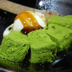 バニラアイスとわらび餅の黒蜜がけ