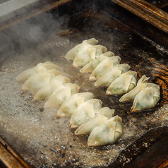 餃子とサワー月光の写真2