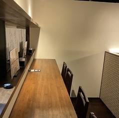 カウンターで横並びしたい方にもってこいスポットライトが照らす灯りがとてもいい!!大衆酒場にもってこいのカウンターです