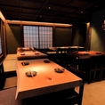 4名様テーブル席は、3階にもご用意しております。洗練された和空間に、温もり溢れる木のテーブル、畳ベンチがしっとりと馴染みます。落ち着いた雰囲気の中、会社のお仲間内やご友人同士の気兼ねないご会食を、心ゆくまでお楽しみください