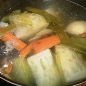～スープの作成～豚骨、鶏ガラをベースに玉ねぎ、人参、生姜など数種類の野菜を長時間かけて煮込みスープを作成。750円(税抜)～