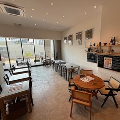 古民家レストラン「Totty」の2号店「TOTTYSTATION」は、市内で注目のスポットです。オープン以来、その魅力は多くの人々を惹きつけています。貸切の席タイプを利用すれば、特別なイベントや大切な集まりをプライベートな空間で楽しむことができます。温かみのある雰囲気と美味しい料理が、素晴らしいひとときを演出します。