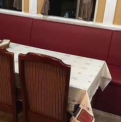 ご家族やグループでのご利用に最適な4名様掛けのテーブル席◎広めのスペースを確保しており、たくさんの料理を並べてもゆったりとお食事が楽しめます♪落ち着いた雰囲気の中で、本場のカレーや一品料理を囲みながら楽しい会話も弾みます。女子会や少人数の宴会、お仕事仲間とのランチなど、様々なシーンでご利用ください。