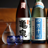 山、海、川の幸を生かした旨い料理に合うよう、最高の酒も豊富に揃う高知県。日本酒の中でもっとも淡麗＆辛口で 旨みがあると言われる地酒を多数取り揃えております。 わらの香りを楽しめる郷土料理は、ぜひ地酒と共にお楽しみください。