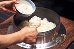 お米のプロが産地・銘柄にとらわれず吟味し、羽釜でふっくら炊き上げ美味しい状態でご提供致します。