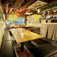 カジュアルフロアでは居酒屋のようなアラカルトメニューも豊富♪緑溢れるおしゃれ空間でお酒を楽しめます。