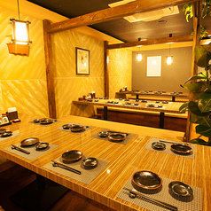 30名から68名様まで利用可能なフロア貸切できるスペースのご案内です。掘りごたつタイプで、席幅もありますので、移動もしやすく幹事様も見渡せる空間となっております。各種ご宴会・大入りのお客様に人気のお席となってます。