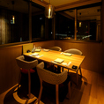 少人数様向けの個室も完備しております。お洒落でモダンな店内でゆったりとしたひとときをお過ごしください。誕生日や記念日、デートにもおすすめです♪伝統的な京和食に洋の素材を組み合わせた和洋折衷創作料理と共に、上質なひとときをお楽しみください。