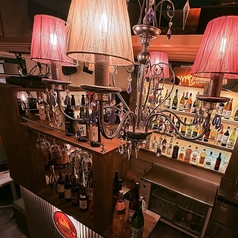 【横並びで40名様まで座れるソファー席】宴会や歓送迎会にぴったり♪立川駅から3分とアクセスも良好◎女子会や気軽な仲間内の飲み会に◎遅くまで営業しているので、2次会にもぴったり！【立川 宴会 肉 飲み放題 食べ放題 個室居酒屋 ご飯 デート 団体 歓送迎会 貸切】