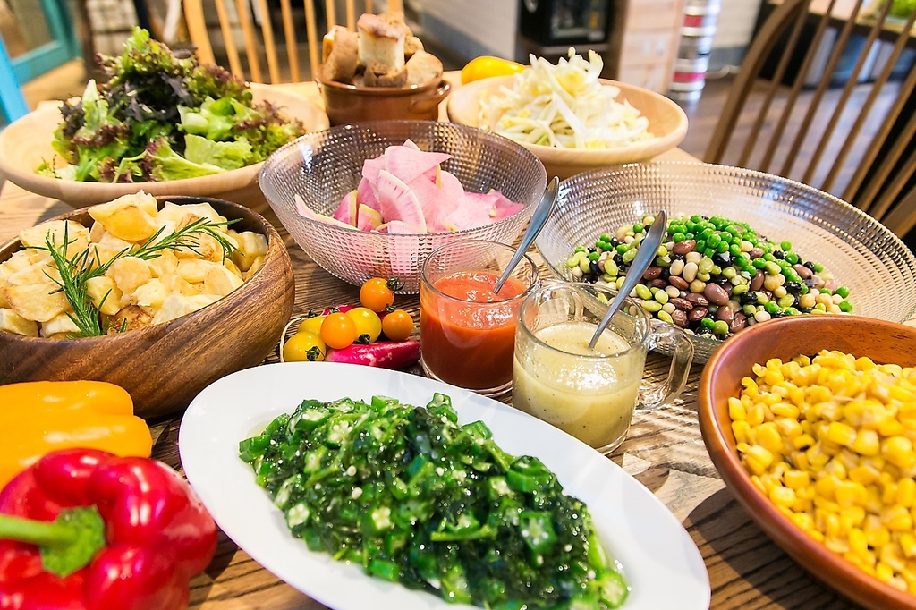 休日は大人気の前菜や新鮮サラダ等が食べ放題のビュッフェ付きランチ！お得にお楽しみください◎