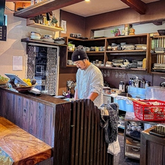 おしゃれなカウンター席。窓からは自然の景色が見え、落ち着いた雰囲気の中で、食事を楽しむことができるのが魅力です。おひとりさまでも友人やお仲間と、心温まるひとときを過ごすのに最適な空間です。