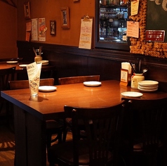 【1階テーブル席】少人数でのご利用にもピッタリのテーブル席をご用意しております。