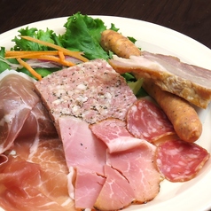 お肉屋さんこだわり商品を取り揃えています。