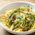 食欲をそそるガーリック風味のペペロンチーノです。ピリ辛のアクセントが効いておりお酒の〆にも最適