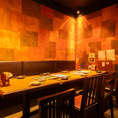 相手を選ばずサクッと気楽に使える雰囲気が人気のカウンター席です。お一人様でのサク飲みにはカウンター席が◎お酒の種類も豊富で日本酒や焼酎などお酒好きにも好評です。お酒のあてに合う逸品メニューもハイクオリティです！！