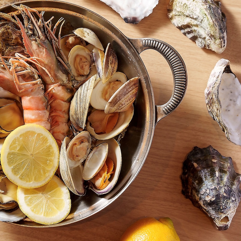 貝の白ワイン蒸しは締めにパスタ付きです♪厳選されてた海鮮の旨味がたっぷりのスープをご堪能下さい