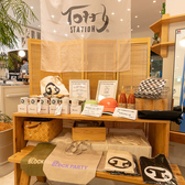 【家族も友達も楽しめる】 三本の柱を軸にしたこのお店は、ランチタイムにはお子さま連れやママ会、友人同士での楽しいひとときを提供し、夜には仕事帰りの方々が気軽に立ち寄れる居心地の良い空間を演出している。食事だけでなく、テイクアウトやアパレル販売にも力を入れ、多様なニーズに応えるスタイルが魅力的。