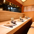 【掘りごたつカウンター席】低めの設計で過ごしやすく、デートや記念日にもぴったりな空間。名駅すぐの全席個室居酒屋。デート・女子会・会社宴会など、多彩なシーンに対応できるよう、2名から100名まで人数に合わせたお席をご用意。温もりある和モダン空間で美食と会話を満喫。