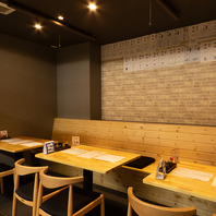 木のぬくもり感じる落ち着いた店内で炉端焼きをご堪能♪