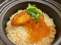 料理メニュー写真 鮭とイクラの土鍋ごはん　1合