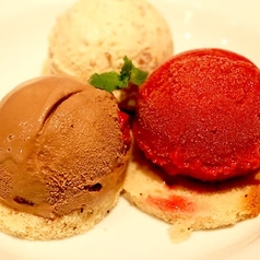 手作りアイスとジェラートの3種盛り合わせ