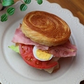 料理メニュー写真 プレミアムクロワッサンBLTバーガー