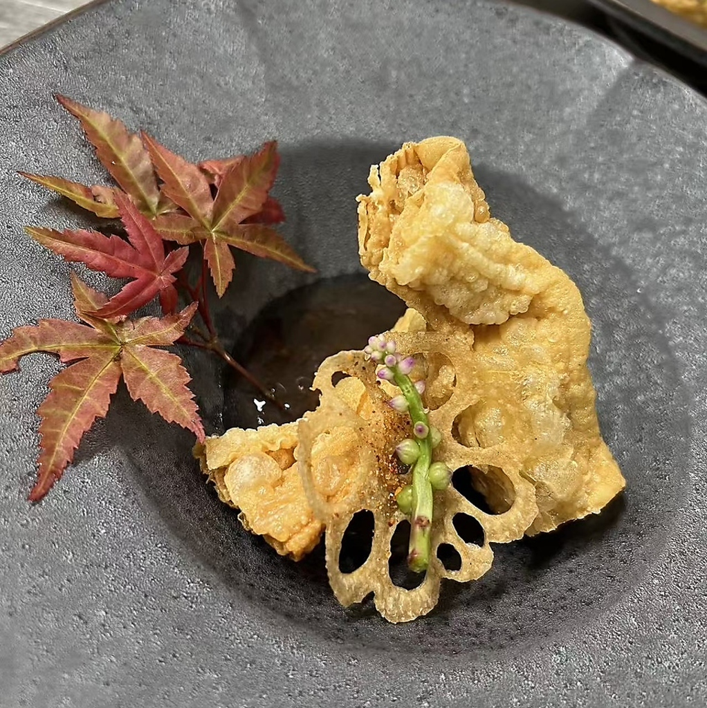 【毛蟹春巻き】食材へのこだわりが光るメニュー！毛蟹の旨味が溢れ出す、特別感ある春巻きです。