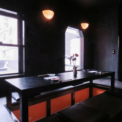 ゆっくりと過ごせる空間。掘りごたつでリラックス。落ち着いた居心地が良い空間の店内。足を伸ばしてごゆっくりお過ごしいただける掘りごたつ席を完備しております。