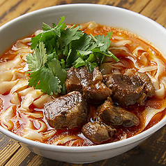 4時間煮込んだ牛肉の刀削麺◎手間暇かけた逸品です★