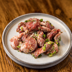 とろける柔らかさ】熟成塩糀が旨味を増す！極上牛すじ焼きの写真