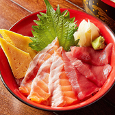 手頃な価格でお腹も心も満たされるランチタイムの丼は「鉄火丼」「海鮮丼」「北海丼」「サーモン丼」「うな丼」「まぐろ三昧丼」などをご用意しております！コスパが高く、手軽さと満足感を兼ね備えた丼をぜひいかがでしょうか！