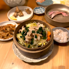 柔らかい食感と特有の甘みが特徴で、新鮮野菜も一緒に味わう逸品♪あかうしホルモンせいろ蒸し 890円(税込)の写真