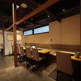 店内は木のぬくもりが温かい癒しの空間となっており、ゆったりとお食事をお楽しみいただけます！プライベートな時間を過ごせる人気の半個室を4部屋ご用意するほか、女子会や各種飲み会にぴったりな4人がけのテーブル席も完備♪最大28名様までの団体様でのご宴会にも対応可能ですので、様々なシーンで気軽にご利用ください◎