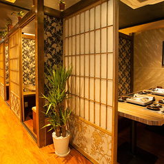 間接照明がほんのり照らす暖かい雰囲気の個室はおしゃれで女性にも好評の個室席となっております。2名様の個室希望でもご相談ください。大門でのデートや女子会などに最適な個室空間です♪