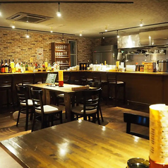 当店のカウンター席は、8席をご用意しており、特別な雰囲気の中でお食事やお飲み物をお楽しみいただけます。お一人様でのご利用はもちろん、友人や仲間との楽しいひとときにも最適ですどうぞ、心地よい空間に身を委ねて、素敵な時間をお過ごしください。お待ちしております!ご予約の際は直接お店にお問い合わせください。