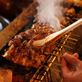 職人が絶妙な火加減で焼き上げる串焼きは、柔らかな食感と溢れ出る旨味が堪能できる自慢の品々です。