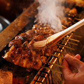 職人が絶妙な火加減で焼き上げる串焼きは、柔らかな食感と溢れ出る旨味が堪能できる自慢の品々です。